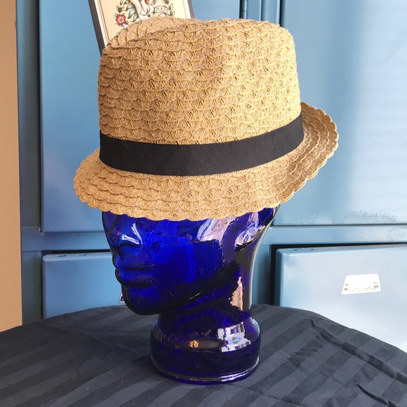 Apt 9 Hat 🍀 - Picture 3 of 7